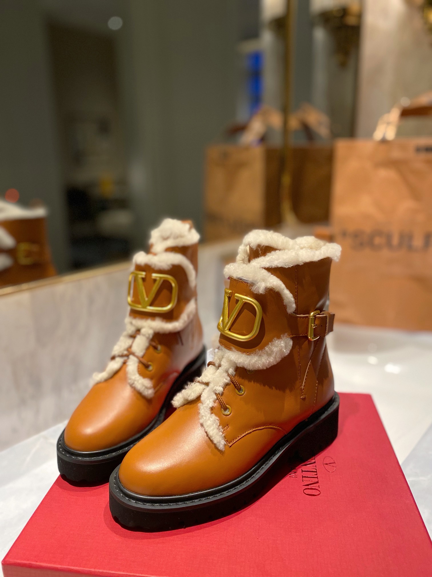 Women 𝑉*𝐴𝐿𝐸𝑁𝑇𝐼𝑁𝑂 Top Sneakers