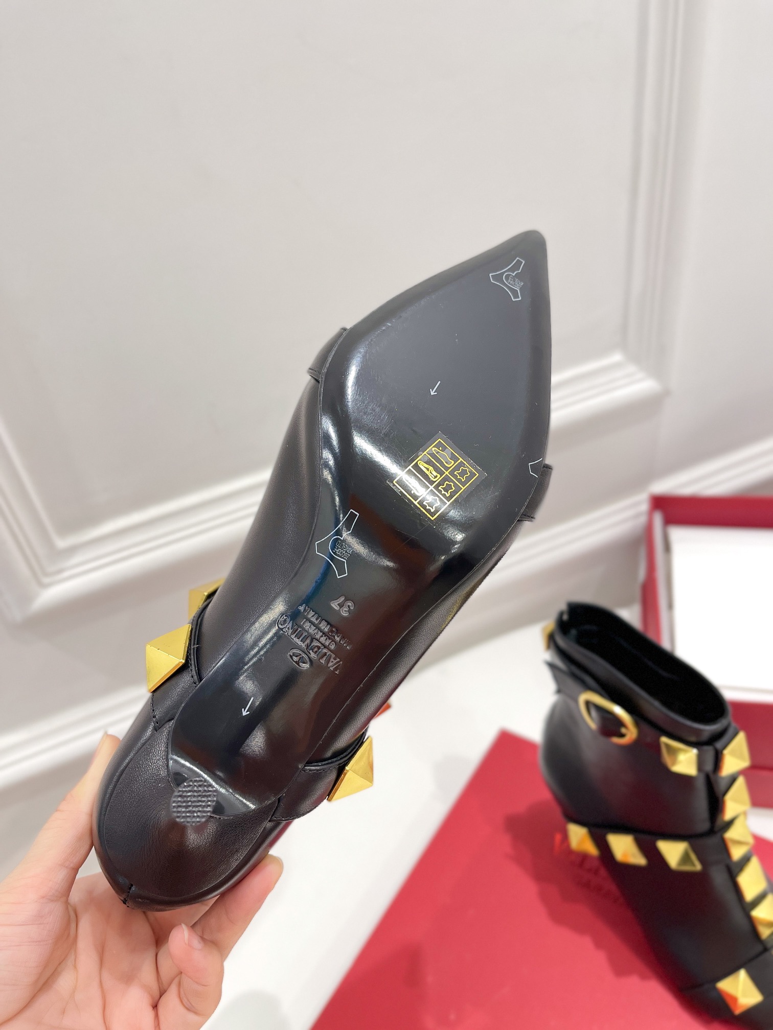 Women 𝑉*𝐴𝐿𝐸𝑁𝑇𝐼𝑁𝑂 Top Sneakers