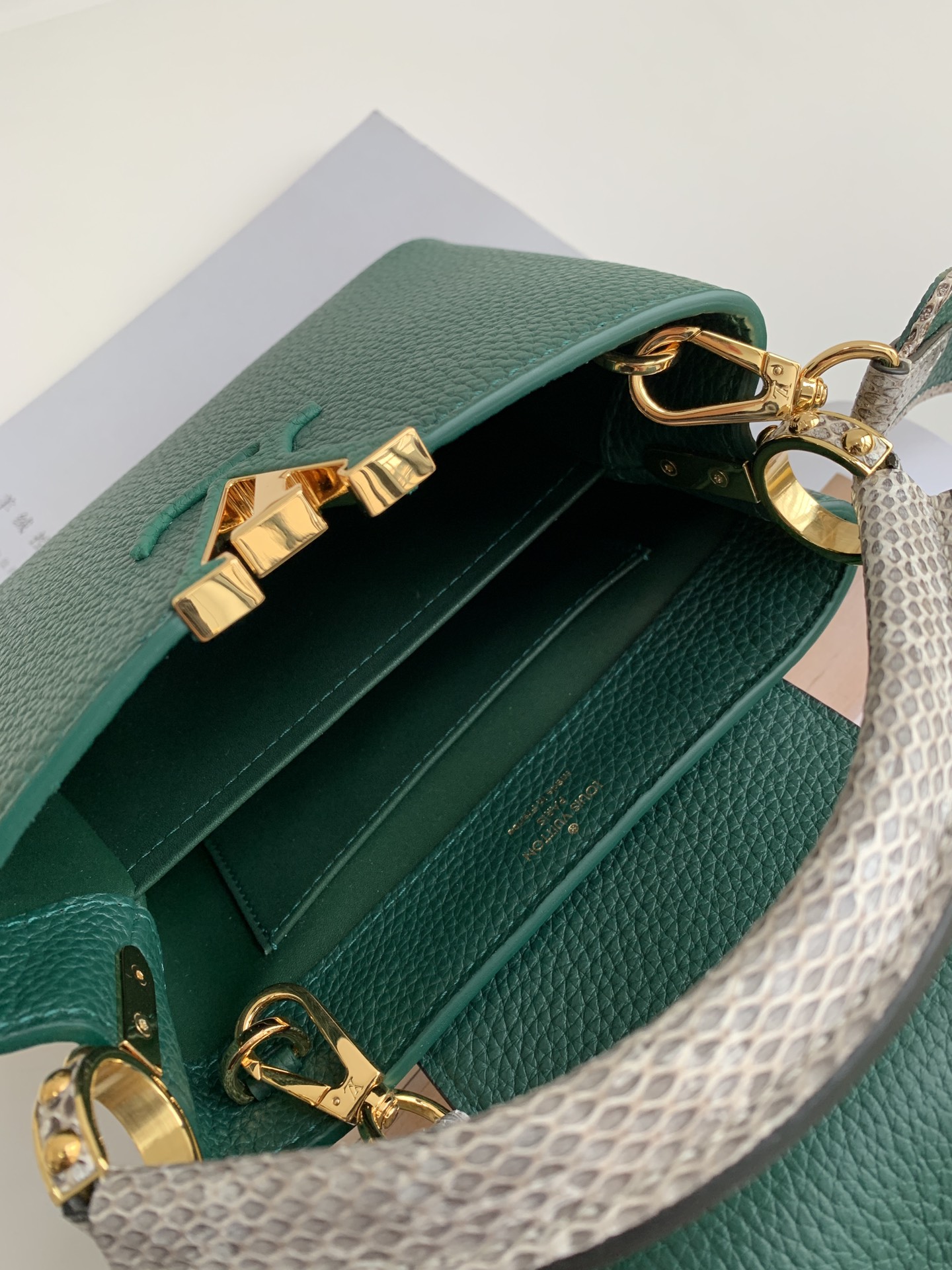 L*ouis V*uitton Top Bag 21x14x8cm