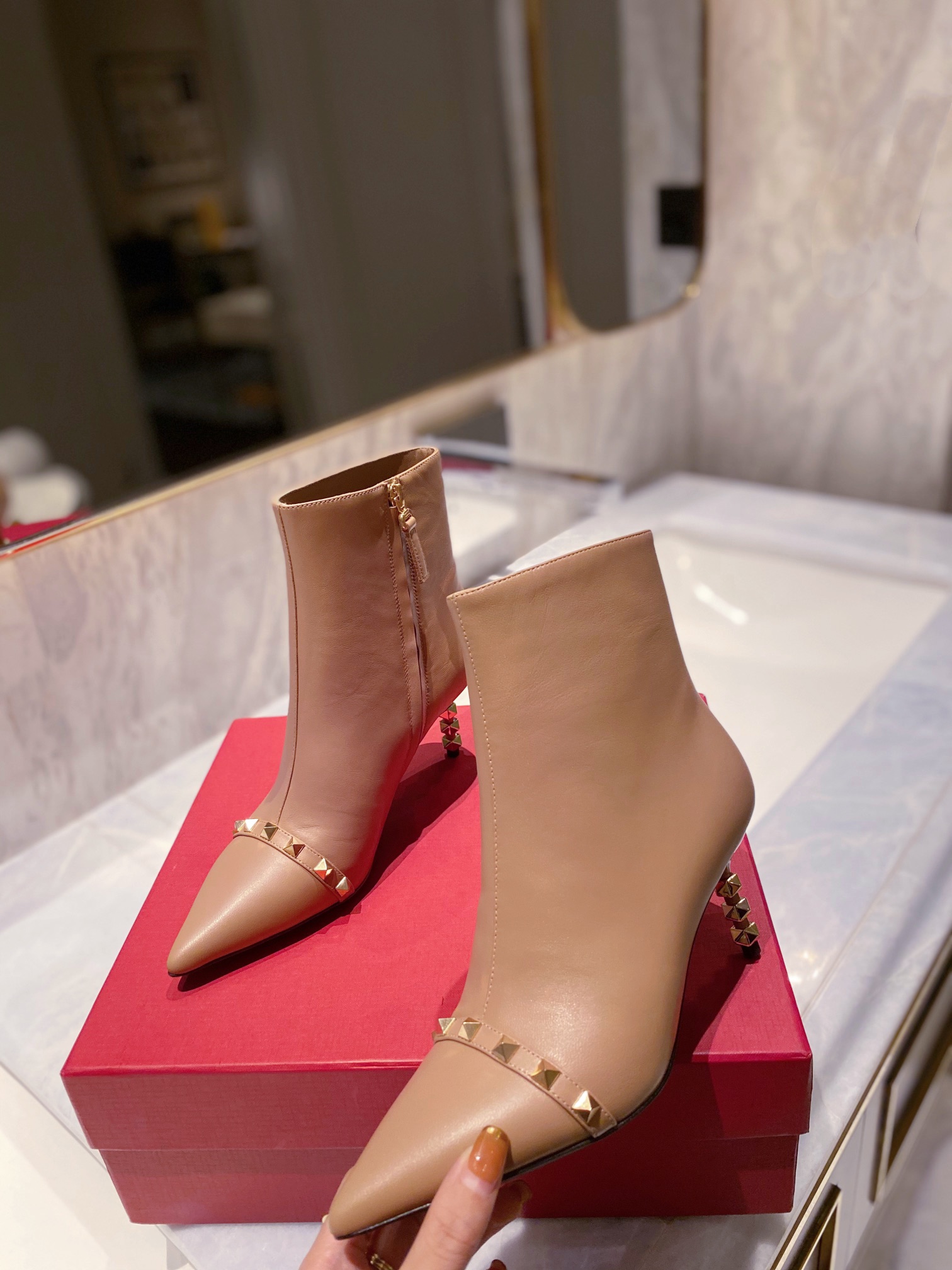 Women 𝑉*𝐴𝐿𝐸𝑁𝑇𝐼𝑁𝑂 Top Sneakers