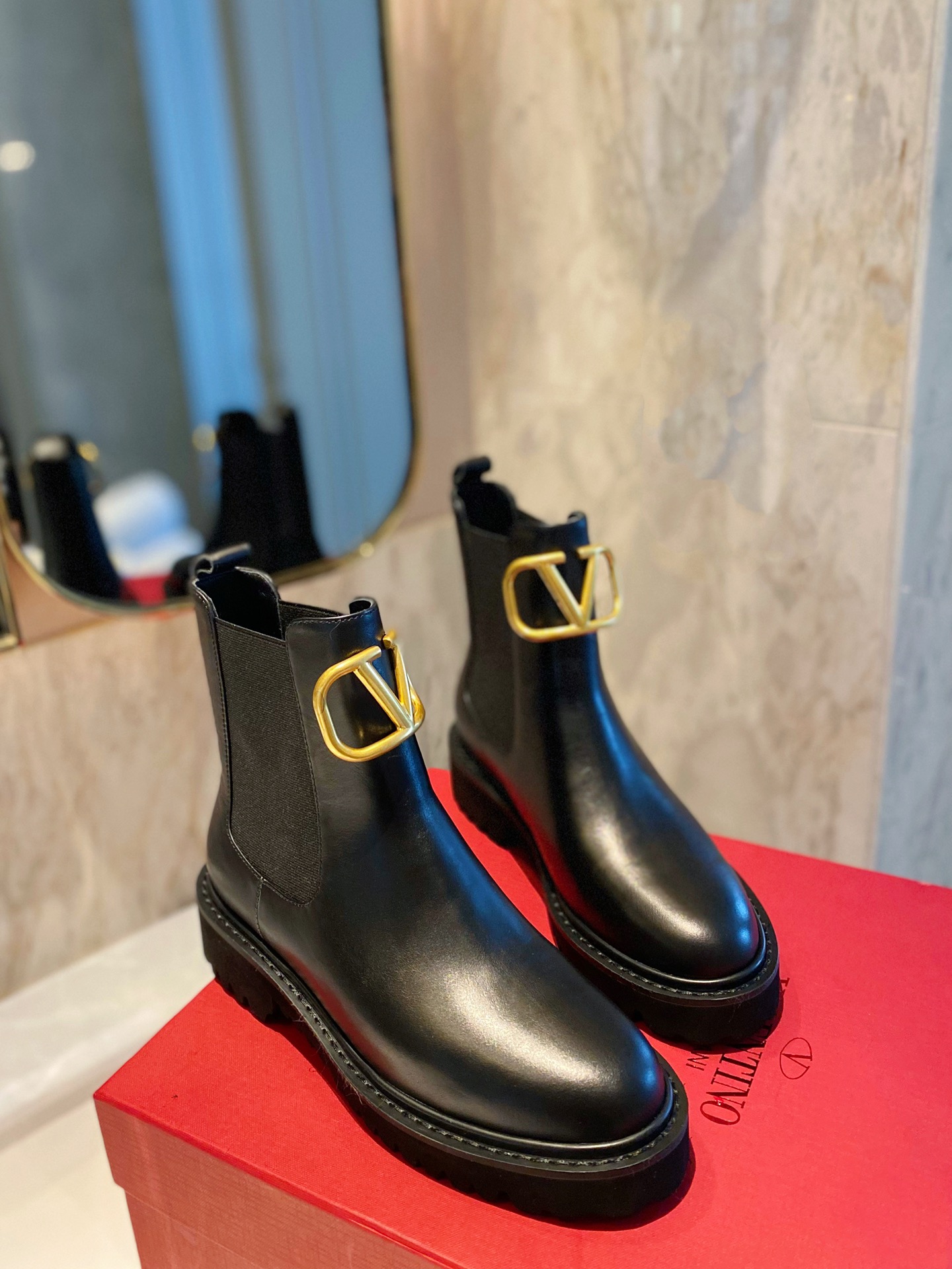 Women 𝑉*𝐴𝐿𝐸𝑁𝑇𝐼𝑁𝑂 Top Sneakers