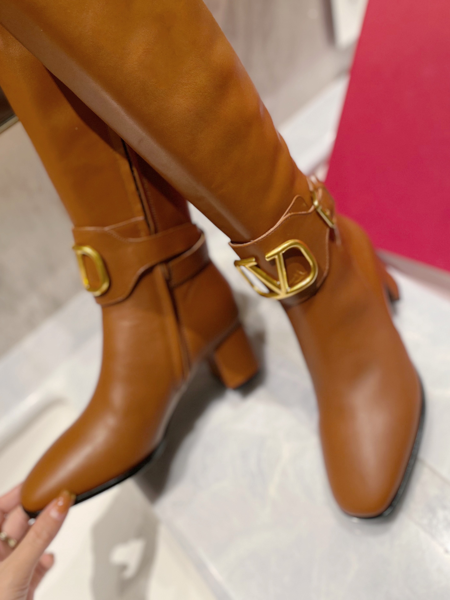 Women 𝑉*𝐴𝐿𝐸𝑁𝑇𝐼𝑁𝑂 Top Sneakers