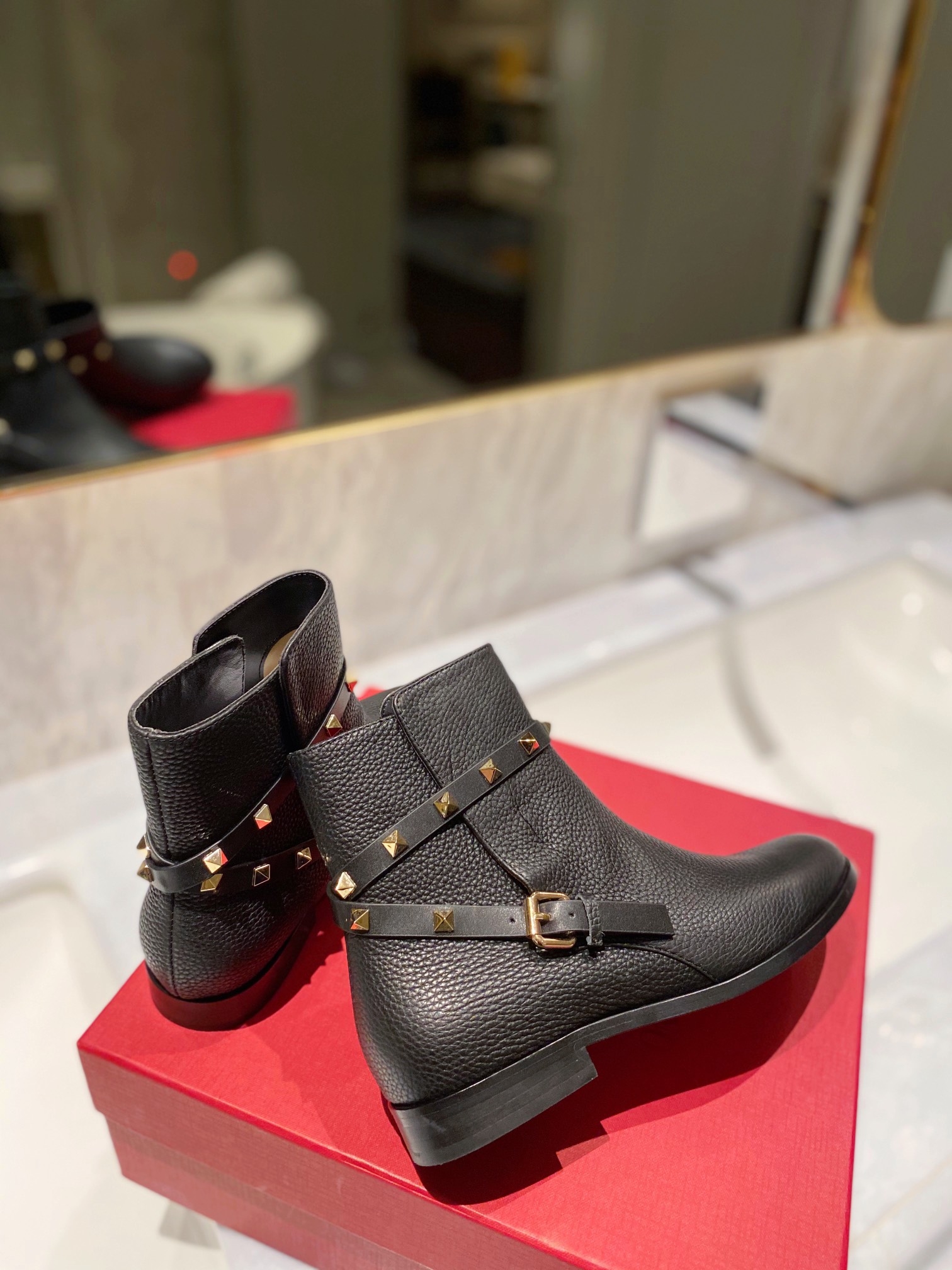 Women 𝑉*𝐴𝐿𝐸𝑁𝑇𝐼𝑁𝑂 Top Sneakers