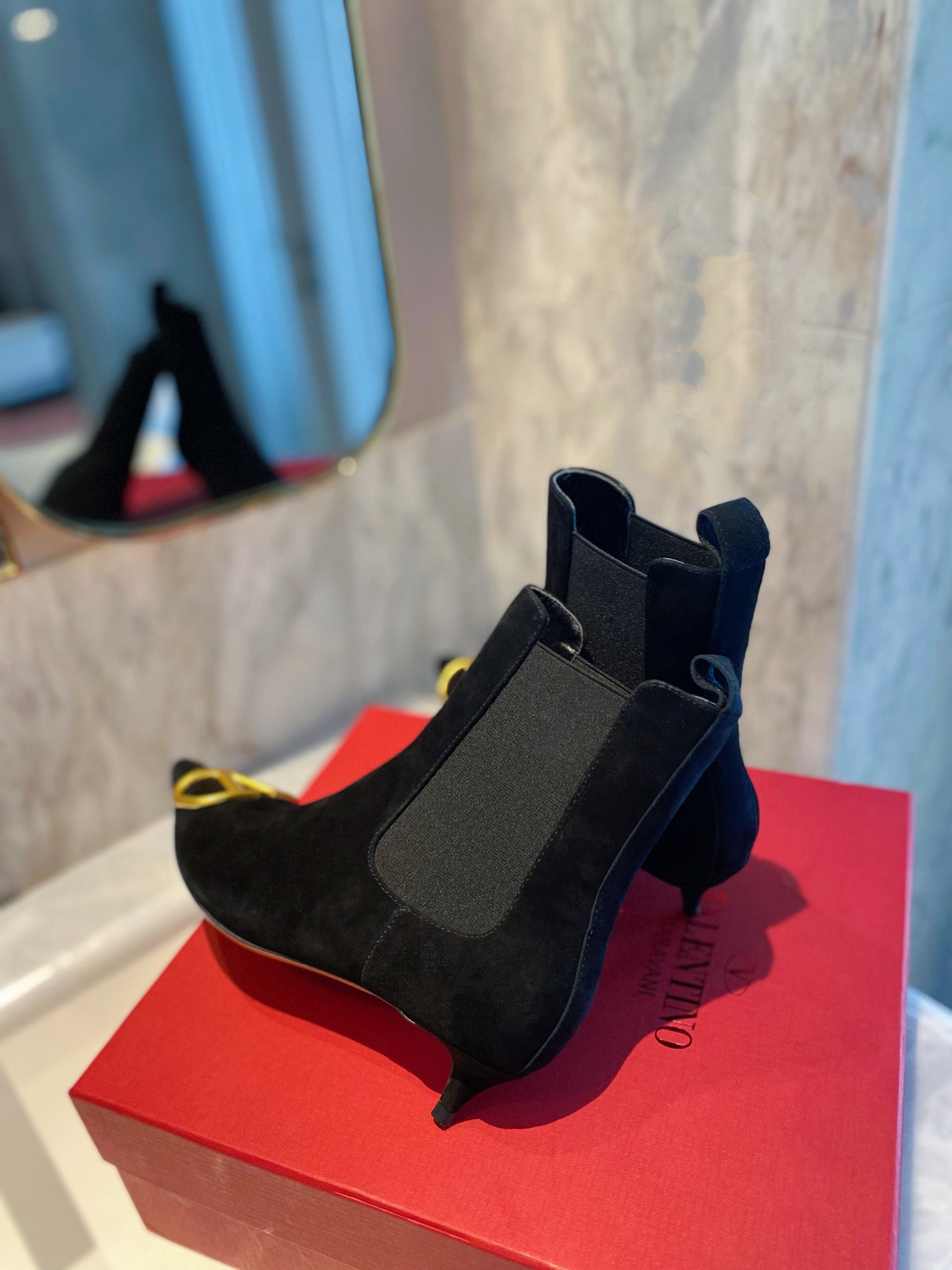 Women 𝑉*𝐴𝐿𝐸𝑁𝑇𝐼𝑁𝑂 Top Sneakers