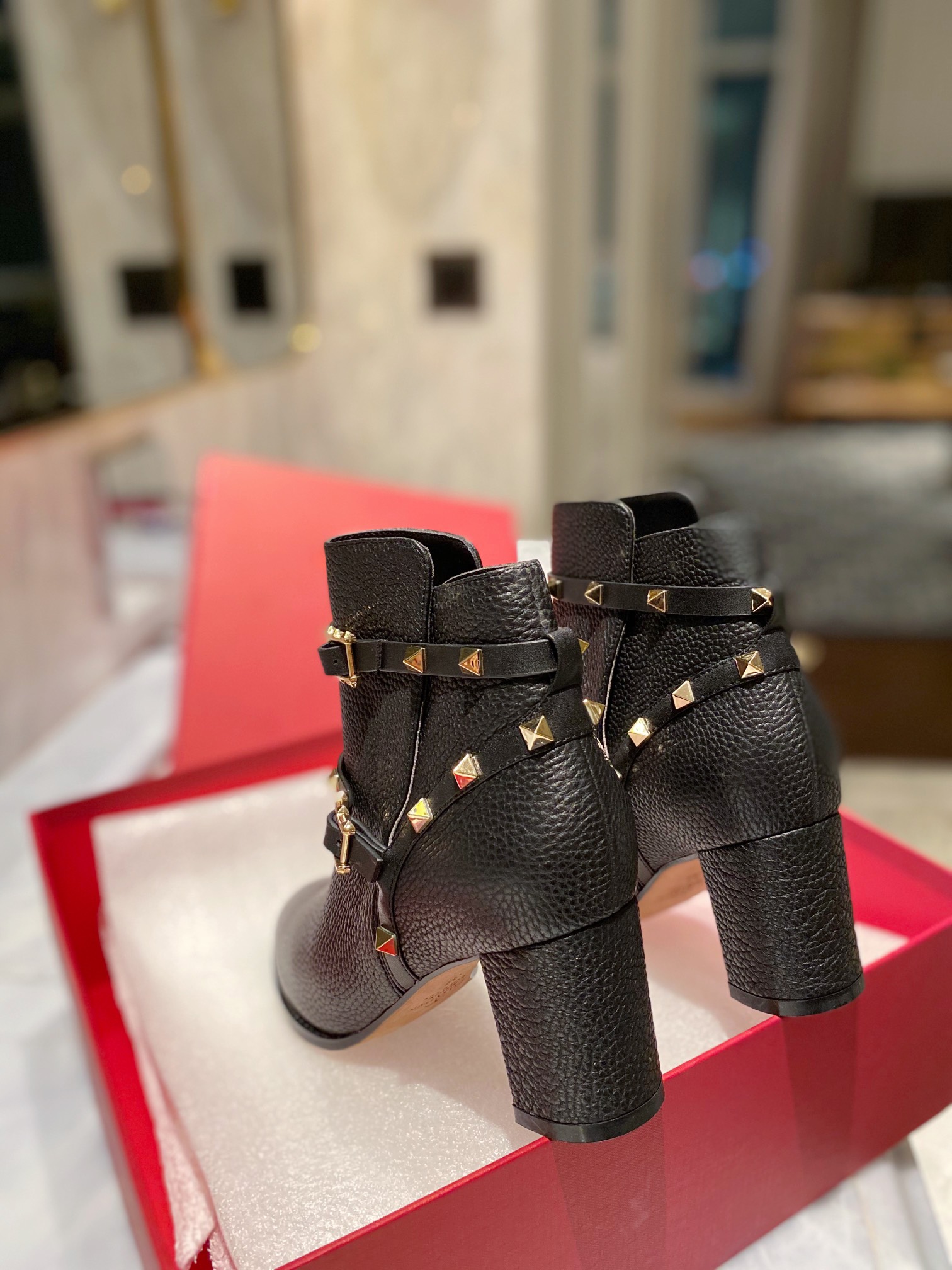 Women 𝑉*𝐴𝐿𝐸𝑁𝑇𝐼𝑁𝑂 Top Sneakers