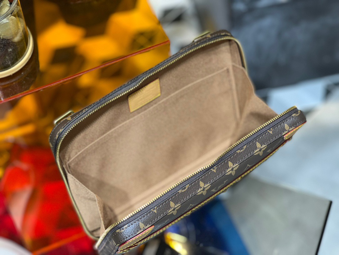 L*ouis V*uitton soft trunk Postman