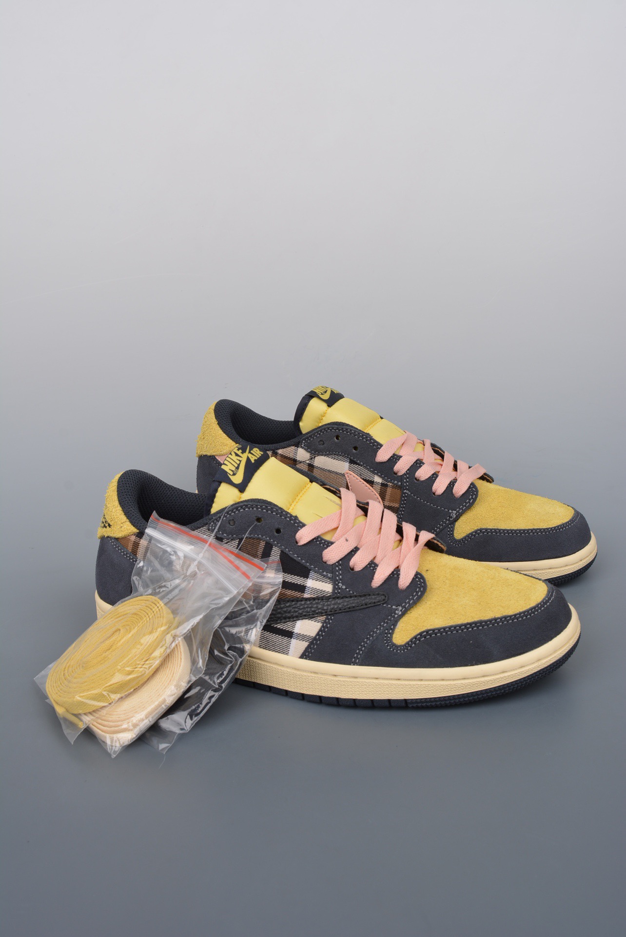 Travis Scott x Air Jordan 1 Low Reverse Mocha