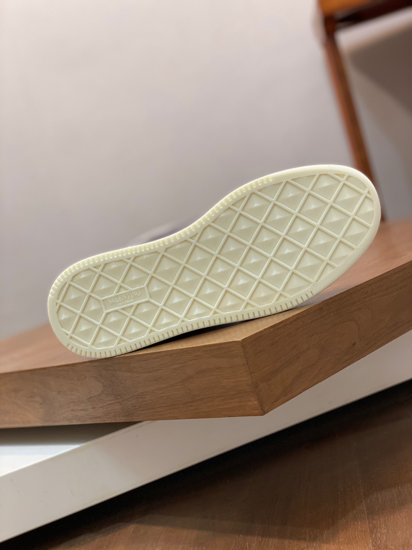 Men Women 𝑉*𝐴𝐿𝐸𝑁𝑇𝐼𝑁𝑂 Top Sneaker