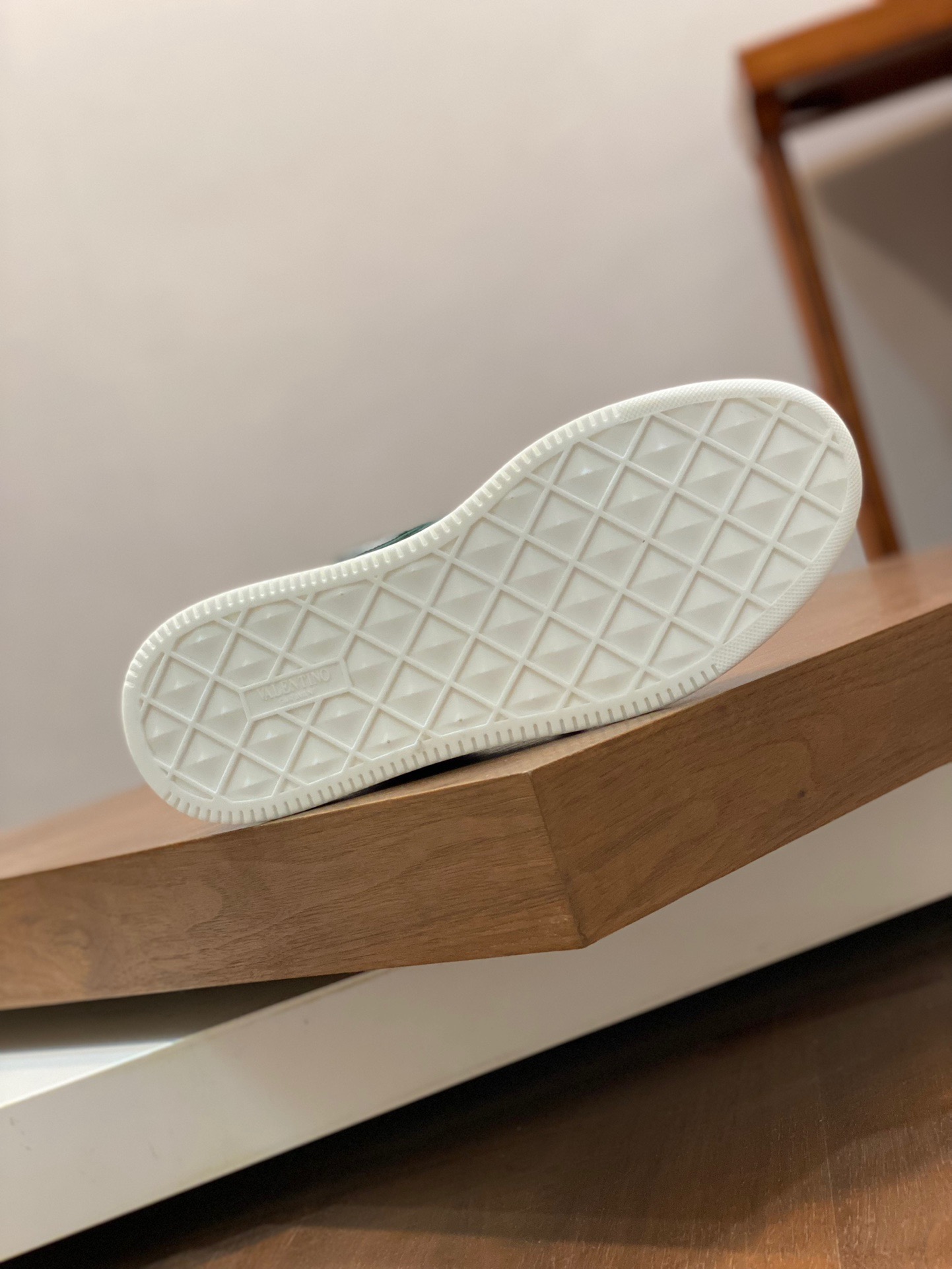 Men Women 𝑉*𝐴𝐿𝐸𝑁𝑇𝐼𝑁𝑂 Top Sneaker