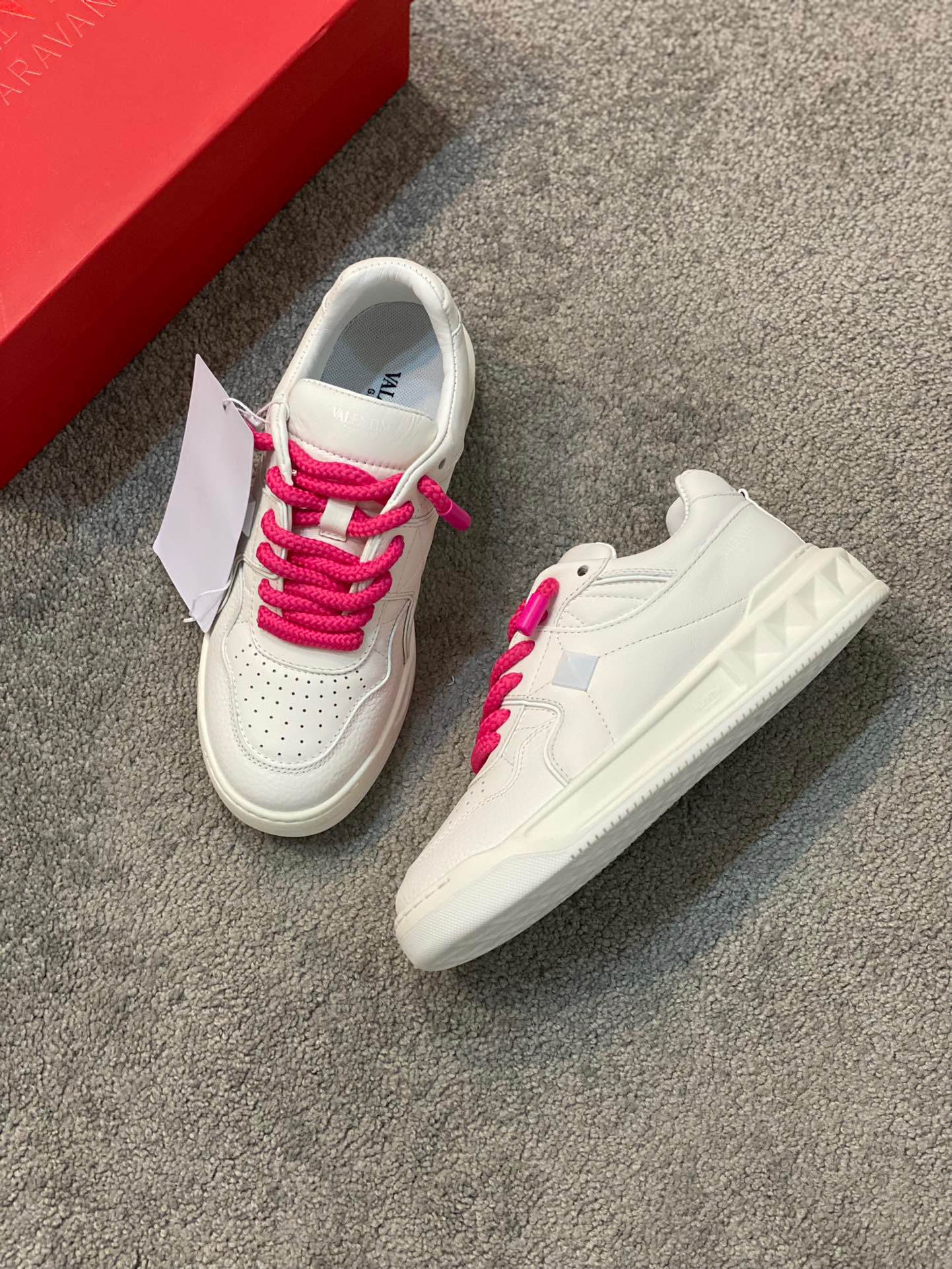 Men Women 𝑉*𝐴𝐿𝐸𝑁𝑇𝐼𝑁𝑂 Top Sneaker