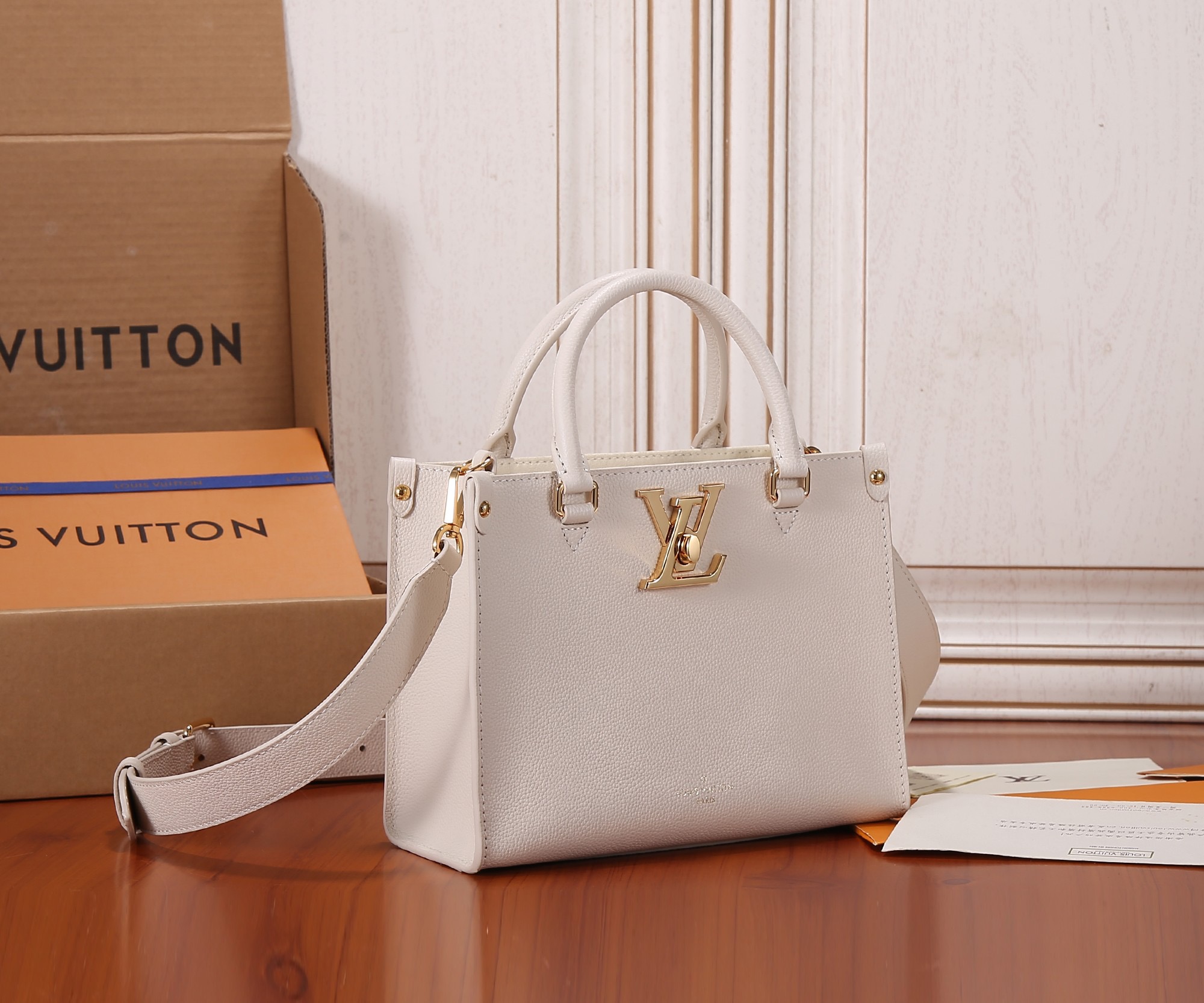 women L*ouis V*uitton Top Bag M23637