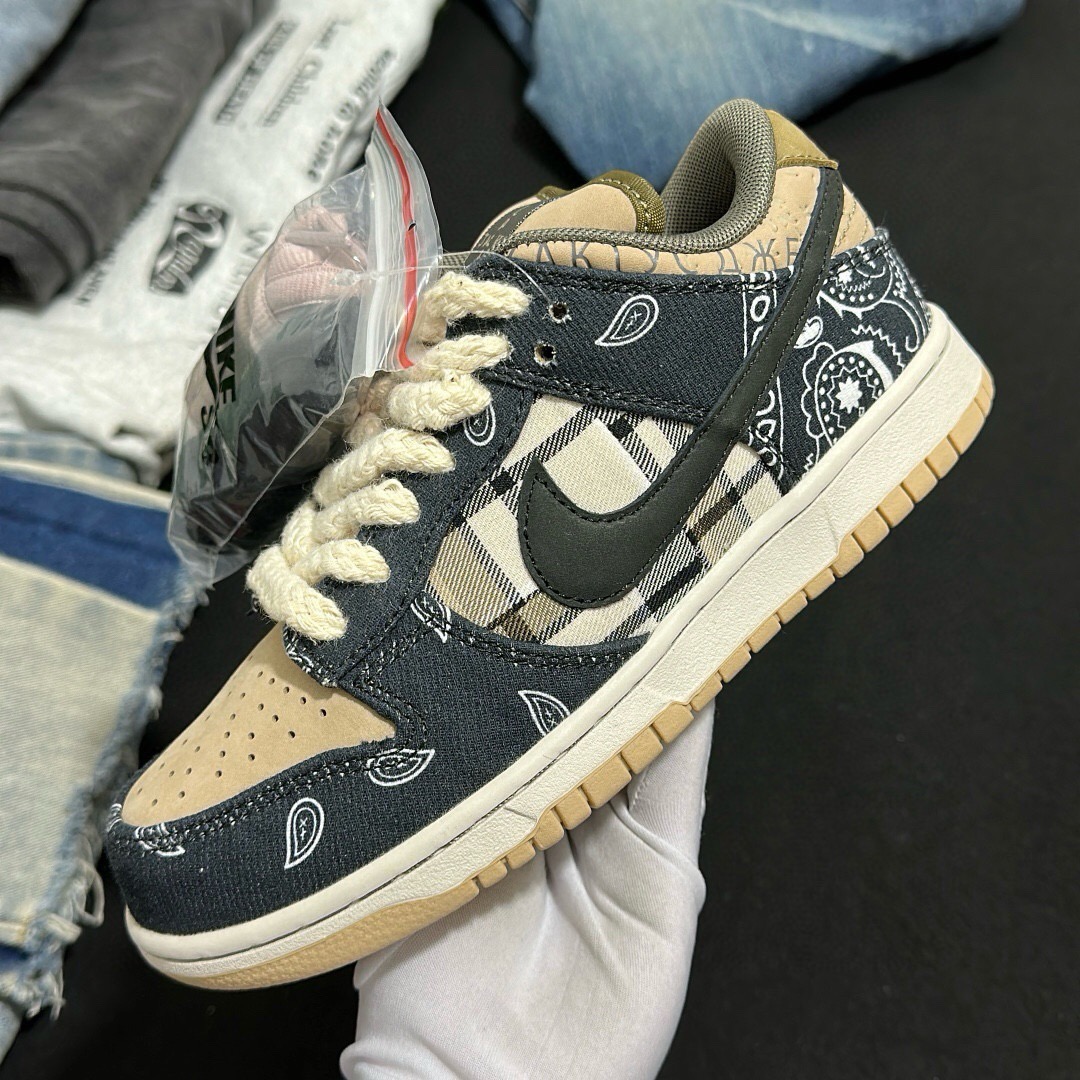 Nike travis scott × sb dunk